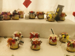 tavolata barattoli confettura di marmellata